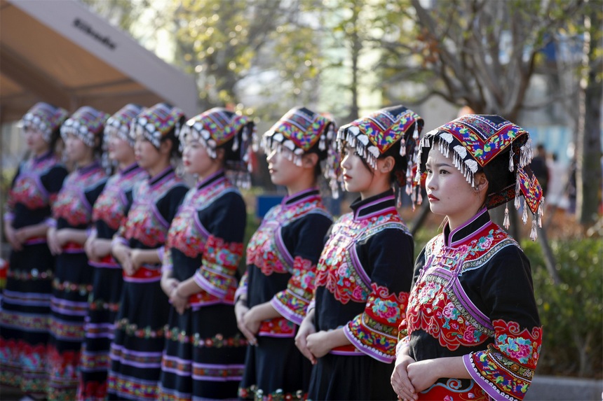 身著盛裝的布依少女。