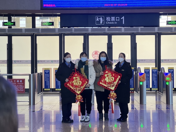 安顺西高铁站：2023春运序幕正式拉开，拍摄者陈荣庆。