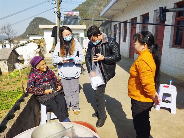 1月8日，清镇市暗流镇响水河村长冲组杨华珍家，“二包一”工作组为她送来了市里配发的“防疫健康包”.jpg