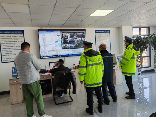 1月7日，清镇市交通局执法人检查运输企业4.jpg