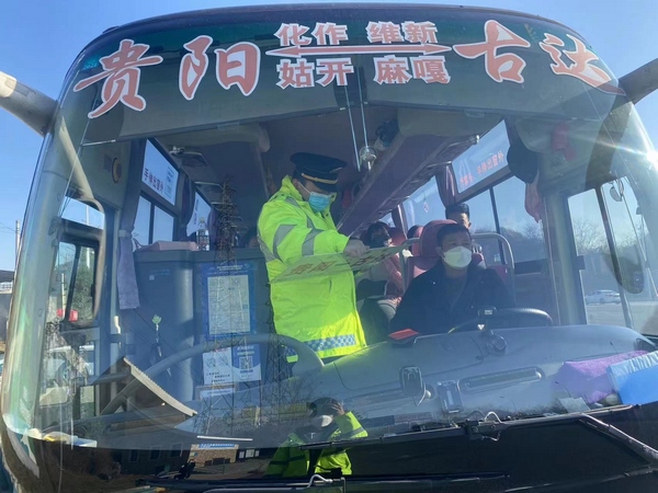 1月7日，清镇市交通局执法人员正在检查客运车辆3.jpg