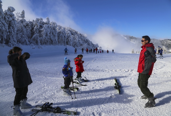 玉舍雪山滑雪场。聂康摄