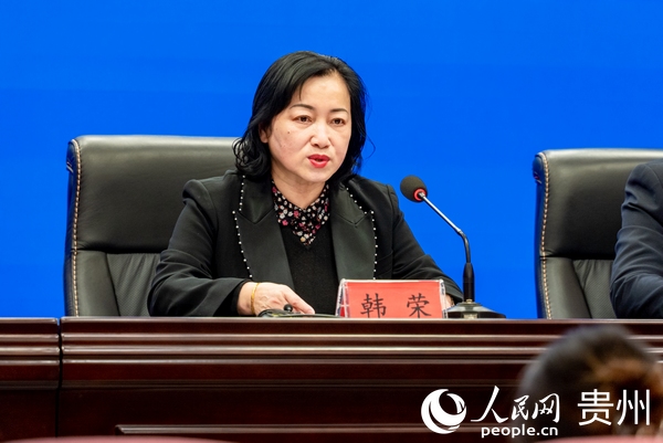 貴陽市國資委黨委委員、副主任韓榮介紹市屬國有企業優化重組情況。人民網 涂敏攝