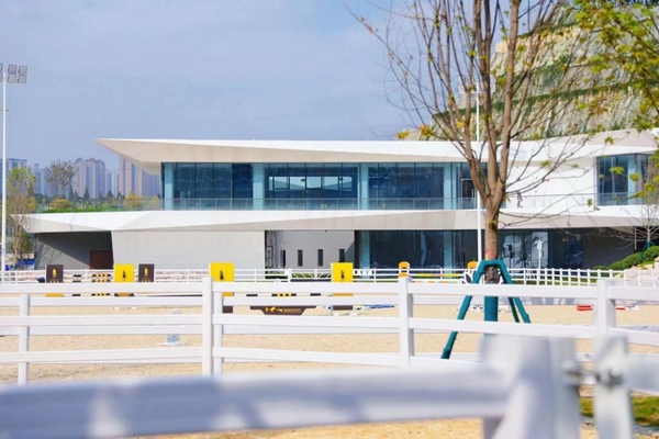 依山而建的贵阳国际马术中心建筑。