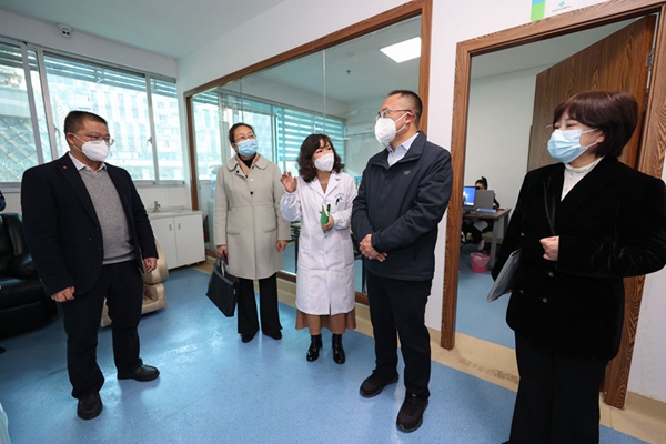 1月10日，王启云在市西社区卫生服务中心调研。郭然摄