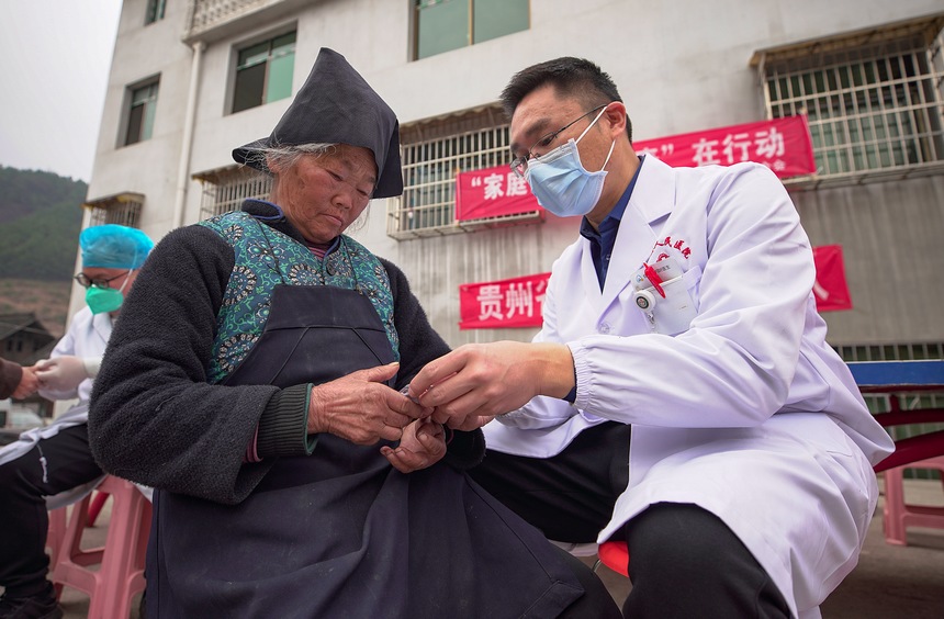 1月11日，醫生給村民免費發放藥品。