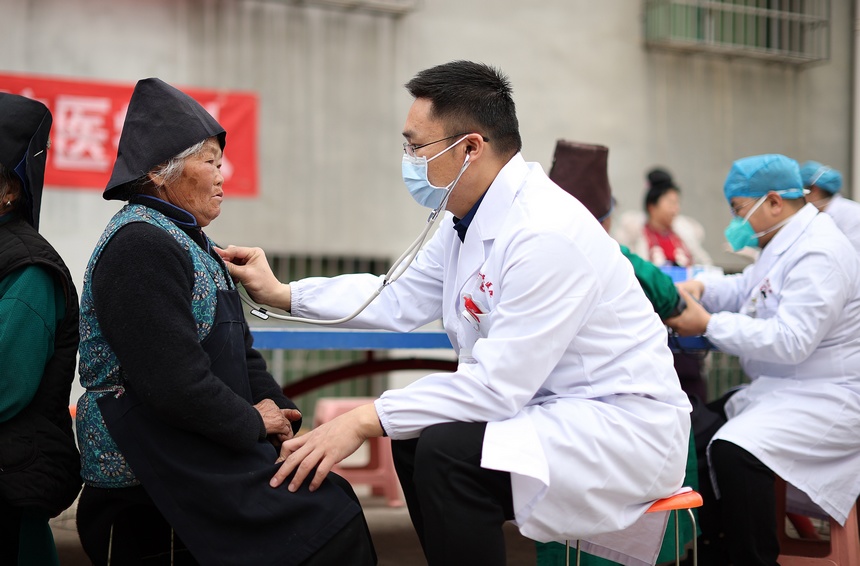 1月11日，醫生為苗族村民提供醫療服務。