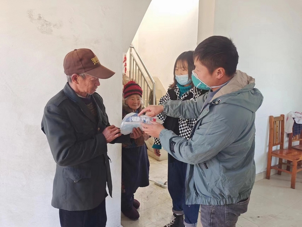 大方县凤山乡银川村副主任游家静向群众讲解防疫健康包的用法。