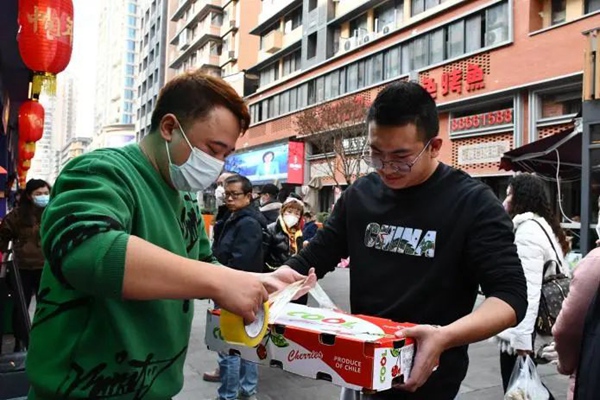 图片1月10日，青云路步行街“年货大街”上商家正在为顾客包装年货9