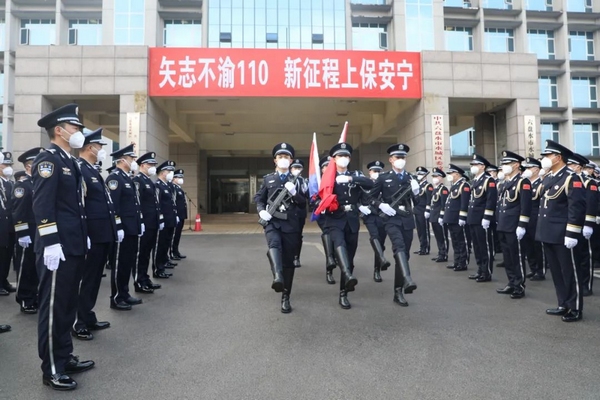 正步走向升旗台。