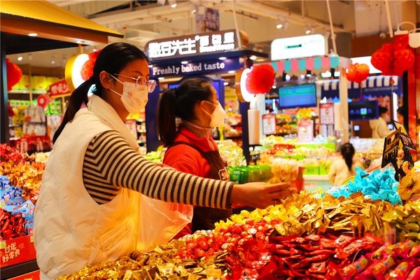 1月9日，清镇市民正在佳惠超市挑选糖果。