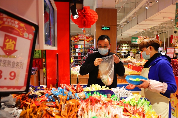 1月9日，清镇市民正在佳惠超市挑选年货。