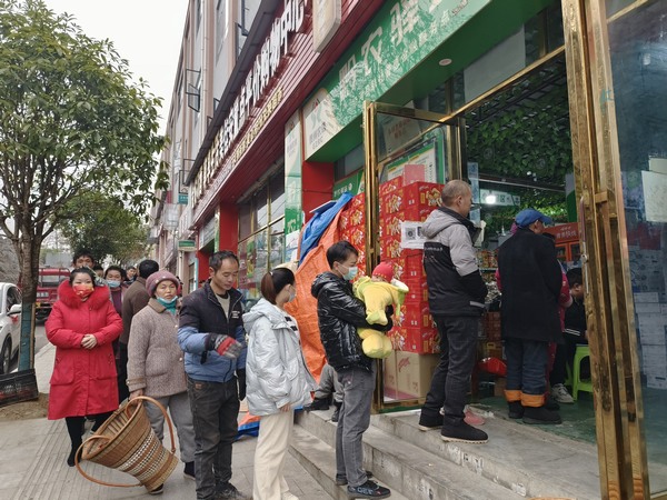 1月4日，紅旗社區居民正在排隊進入超市兌換商品。田霞飛攝