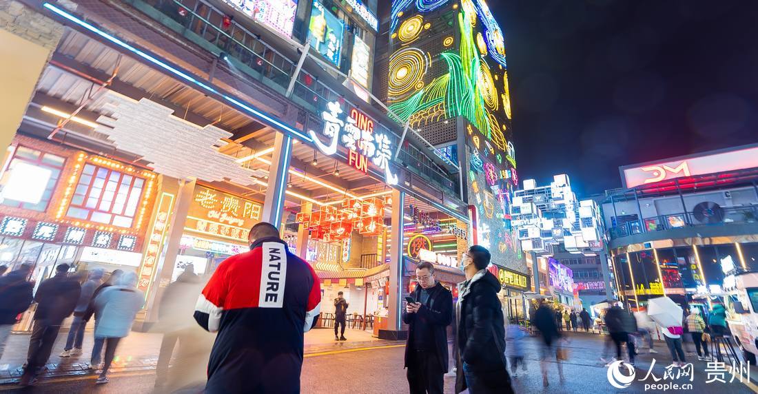 市民在青云路青云市集游览。人民网 涂敏摄
