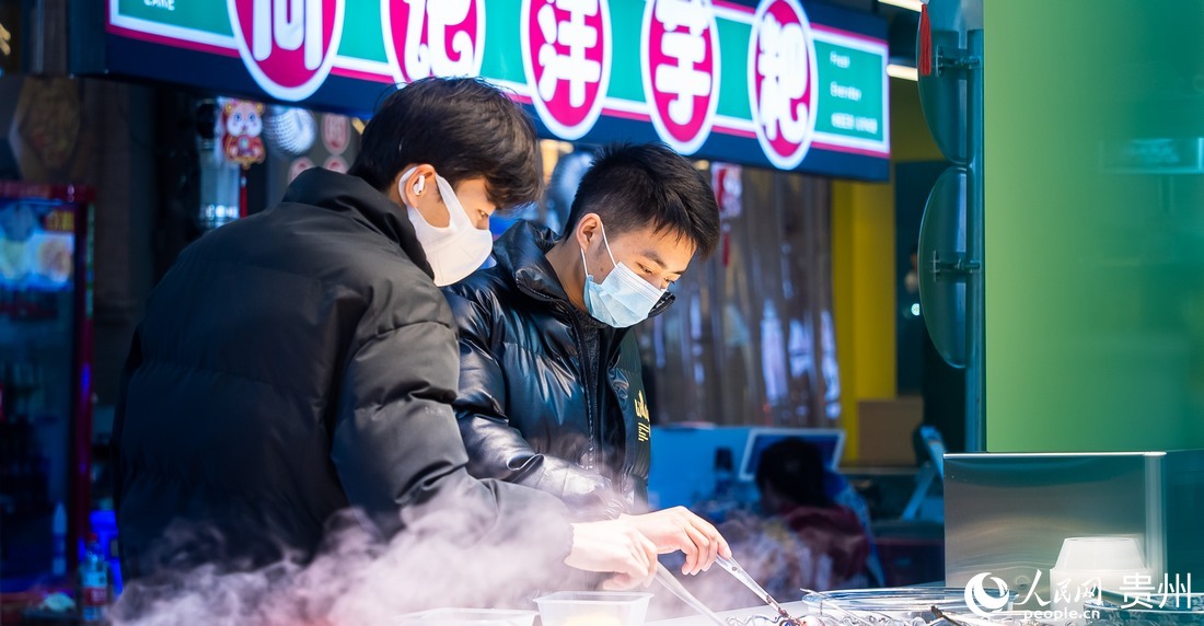 市民在青云路青云市集选购美食。人民网 涂敏摄