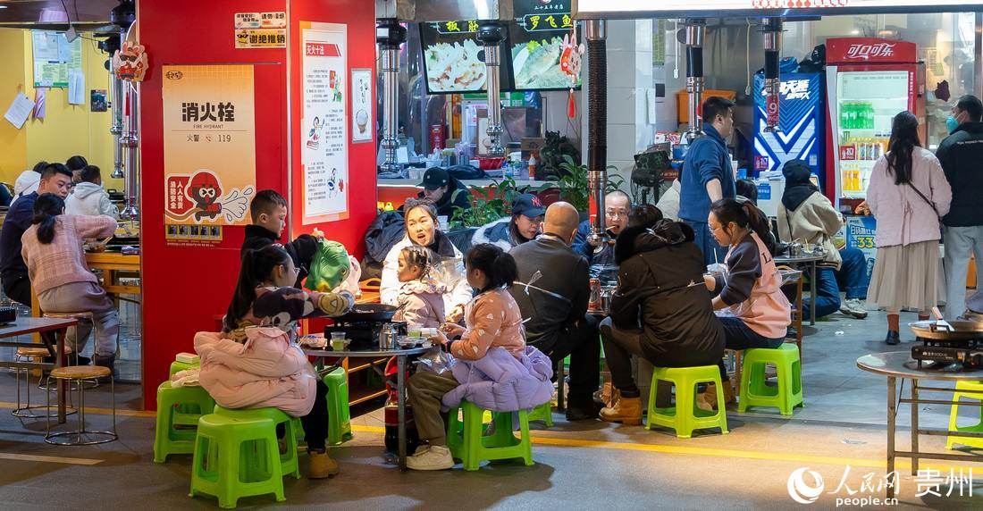 市民在青云路青云市集品尝美食。人民网 涂敏摄