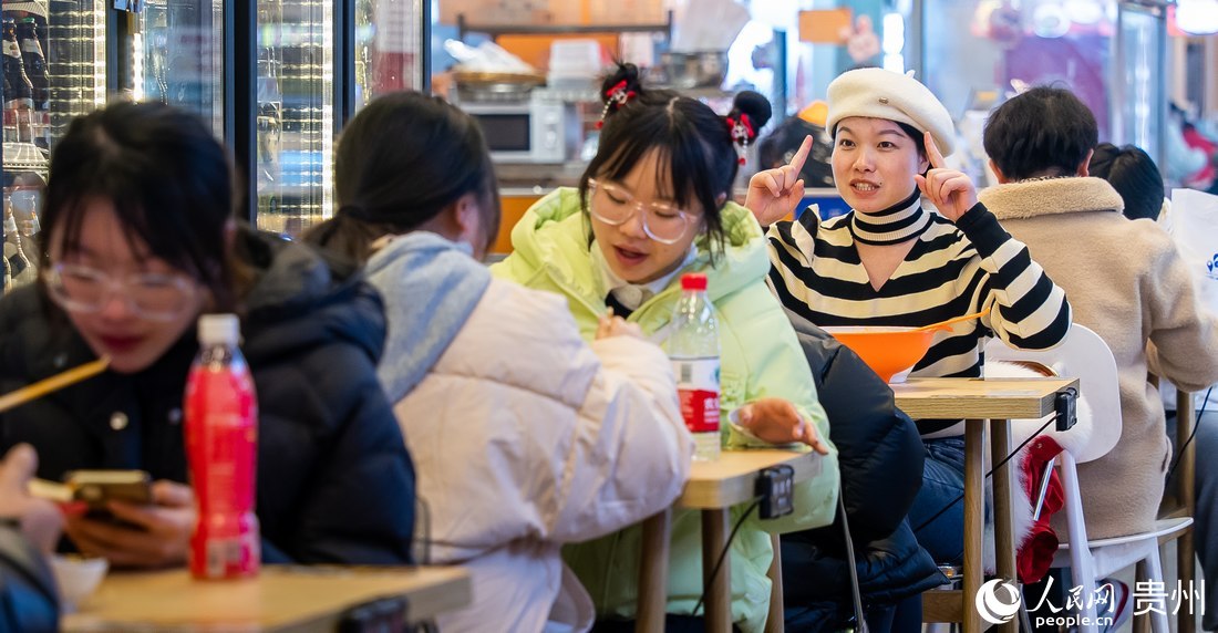 市民在青云路青云市集品尝美食。人民网 涂敏摄