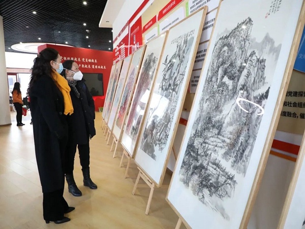 市民在宾阳街道商圈文化站赏析美术作品。