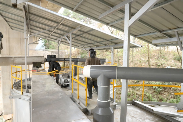 工人們爭分奪秒進行建設。陳飛宏攝