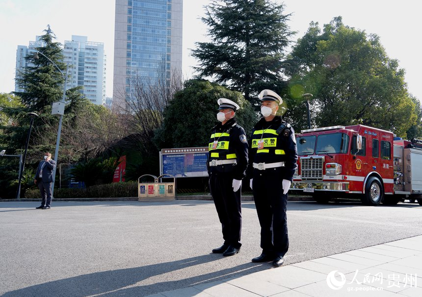 交警正在执勤。人民网 阳茜摄