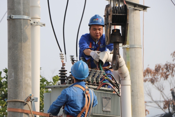供電所工作人員正在更換變電器。