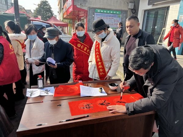 1月11日，贵州省大方县安乐乡义写春联现场。