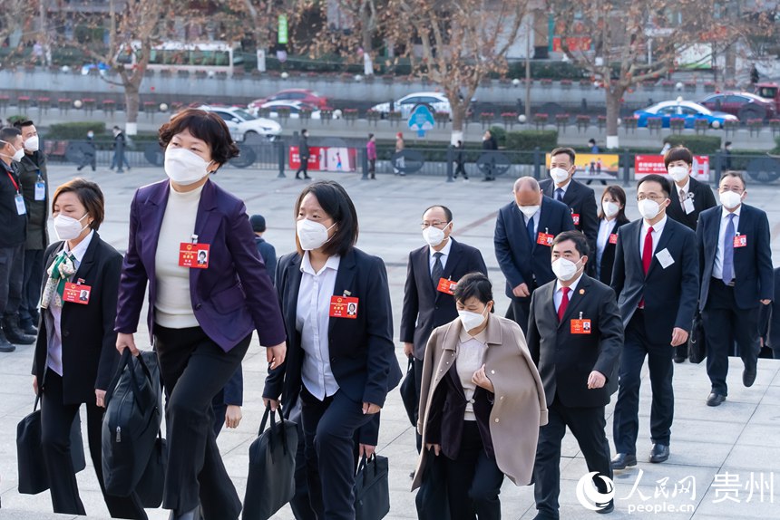参会代表步入会场。人民网记者 涂敏摄