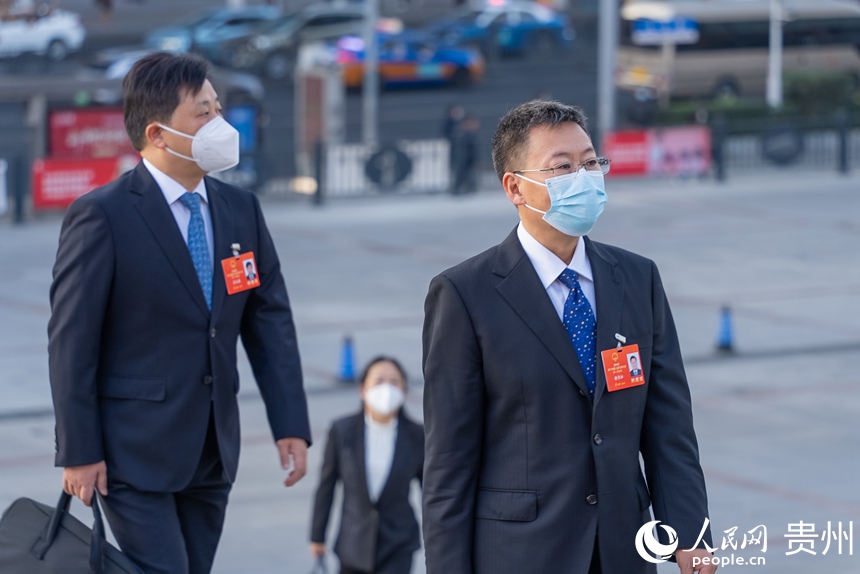 参会代表步入会场。人民网记者 涂敏摄