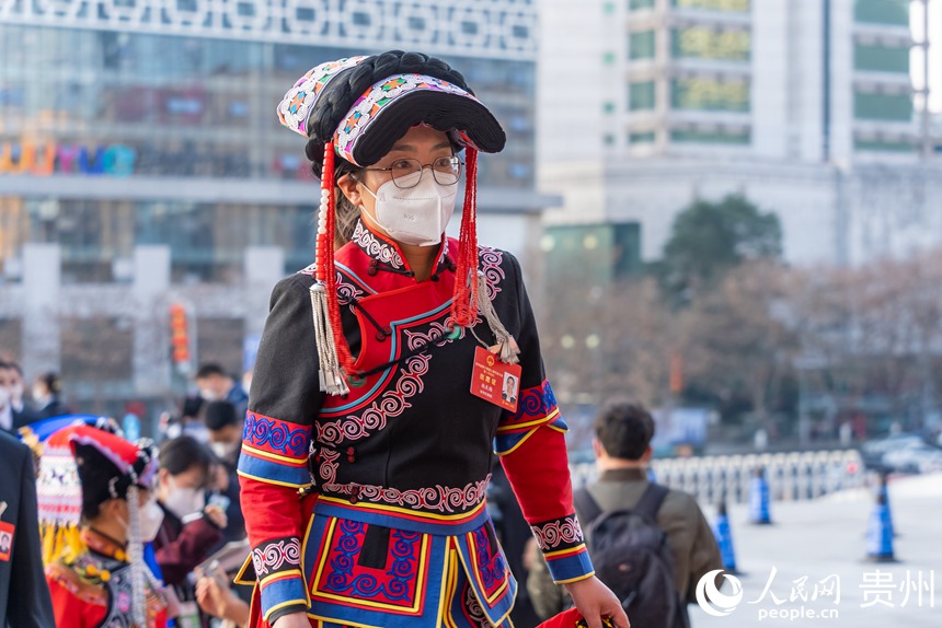 身着少数民族服装的代表步入会场。 人民网记者 涂敏摄