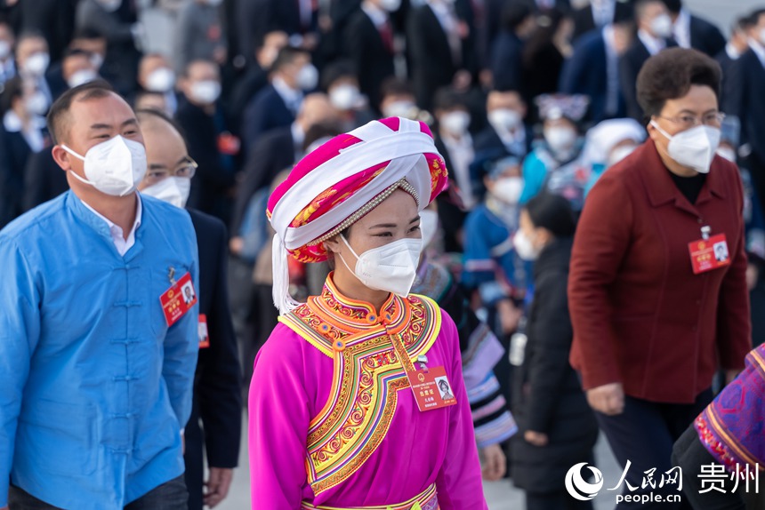 身着少数民族服装的代表步入会场。 人民网记者 涂敏摄
