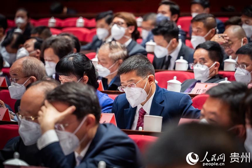 参会代表听取政府工作报告。人民网记者 涂敏摄