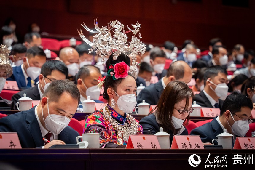 参会代表听取政府工作报告。人民网记者 涂敏摄