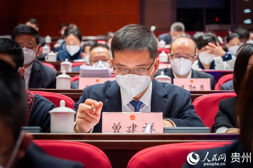 参会代表听取政府工作报告。人民网记者 涂敏摄