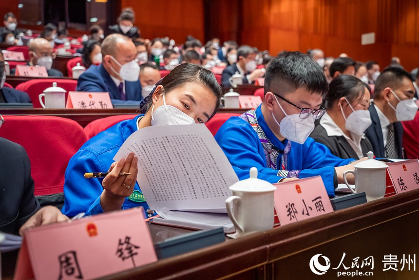 参会代表听取政府工作报告。人民网记者 涂敏摄