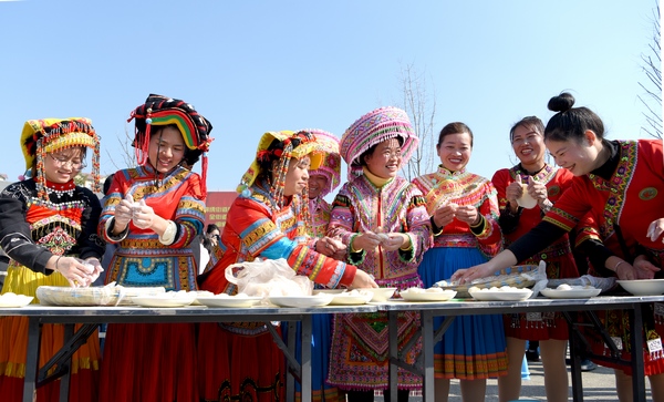 锦绣社区群众包糍粑迎新春。