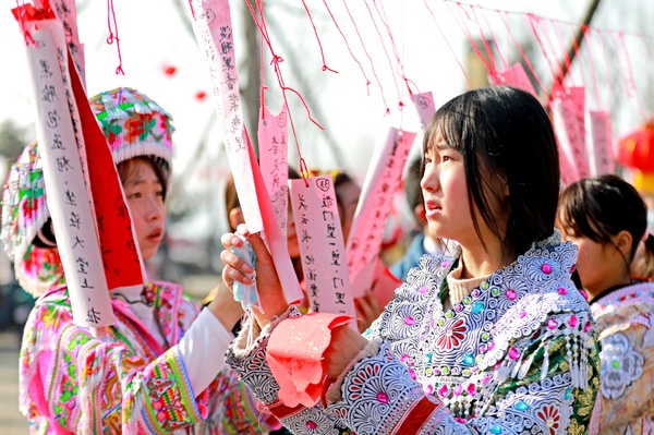 锦绣社区群众猜谜语迎新春。