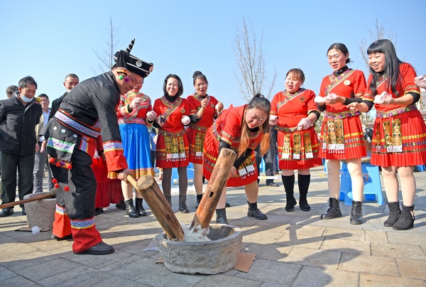 锦绣社区群众打糍粑迎新春。