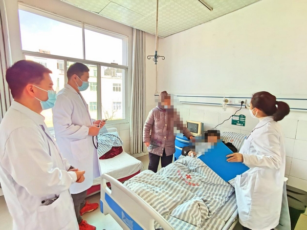 清镇市第一人民医院巡回诊疗队查房。