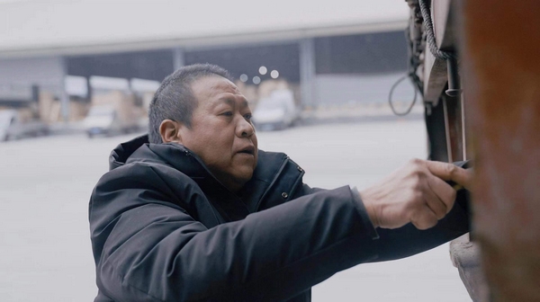 贾太强在检查自己的货车。
