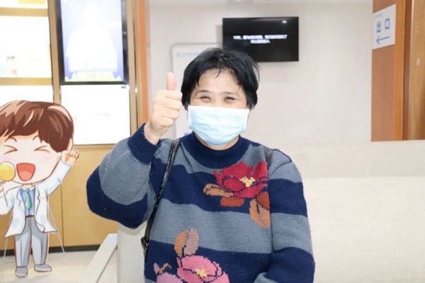 4 刘阿姨视力正在逐渐恢复中。