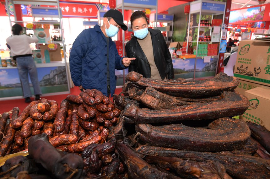 市民在现场选购腊味食品。