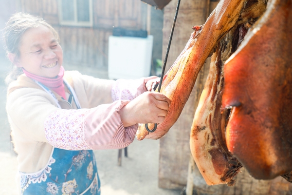 1月15日，貴州省大方縣八堡鄉的新開村村民李明珍在熏臘肉。周訓貴攝