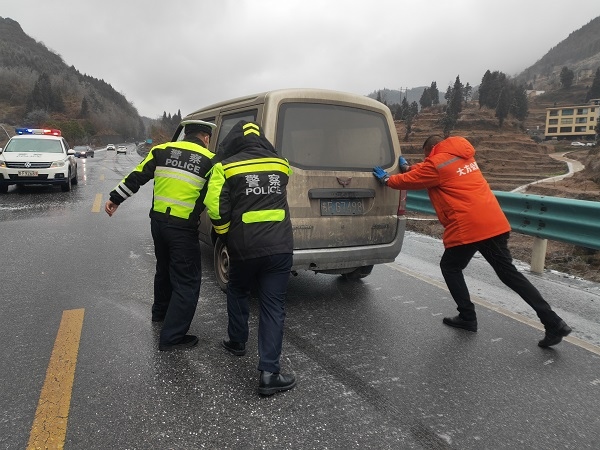 1月15日，大方公路管理段工作人員在G321線貴畢路幫助受困車輛脫困。趙雄雄 攝.jpg
