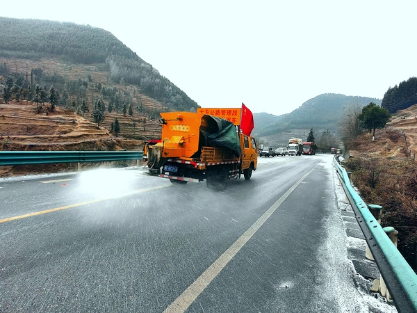 1月15日，大方公路管理段工作人員在G321線貴畢路進行除冰作業。趙雄雄 攝.jpg