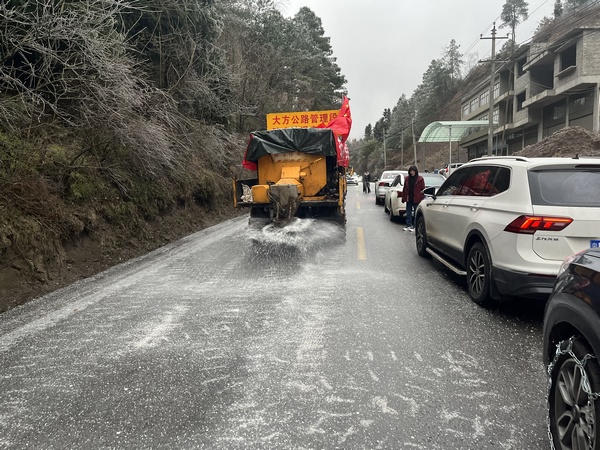 1月15日，大方公路管理段工作人員在G326線進行除冰作業。陳繼 攝.jpg