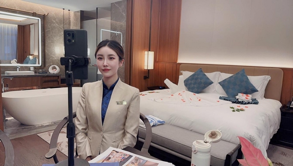 贵州饭店直播团队成员周千榆正在贵州饭店贵宾楼客房进行直播。