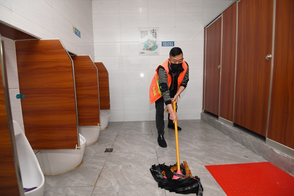 环卫工人正在提升改造后的贵阳市南明区石岭街公厕内打扫卫生。