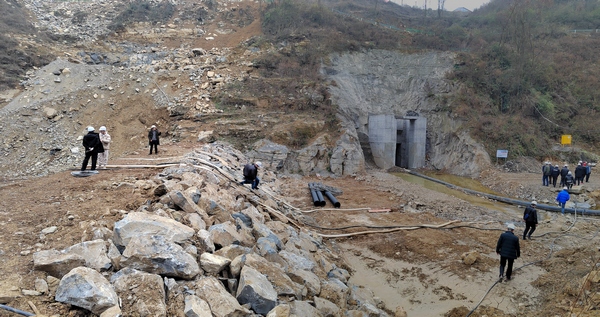 1月13日，大方縣白岩水庫截流驗收組實地查看水庫導流洞現場。