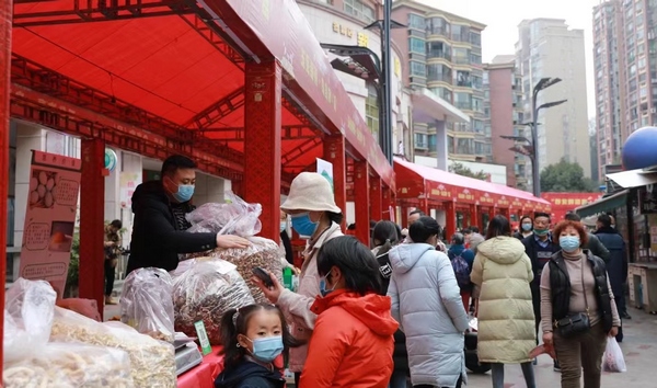 图为乌当区迎新春年货节现场。