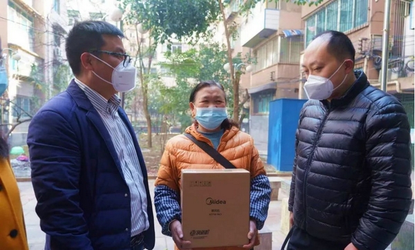 进家入户为困难居民送去新年微心愿物资。